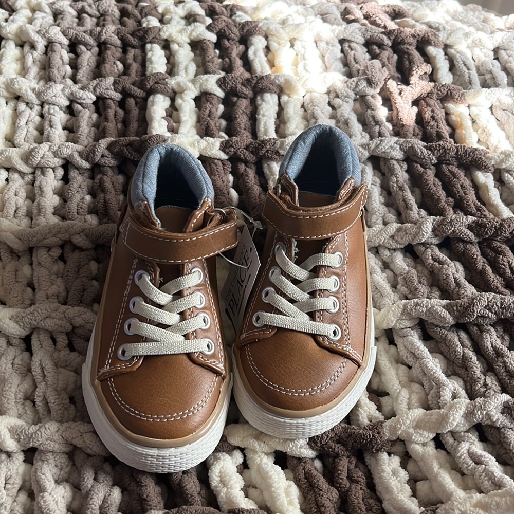 Children Place boys size 7 tan shoes